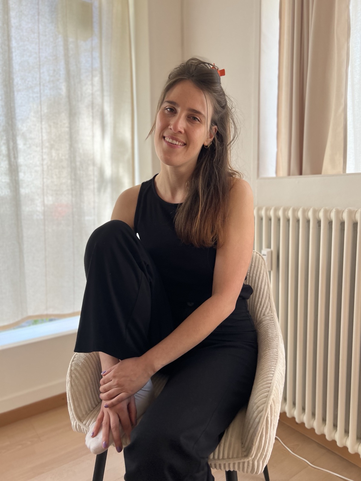 Caroline Pupp im Korbsessel am Fenster