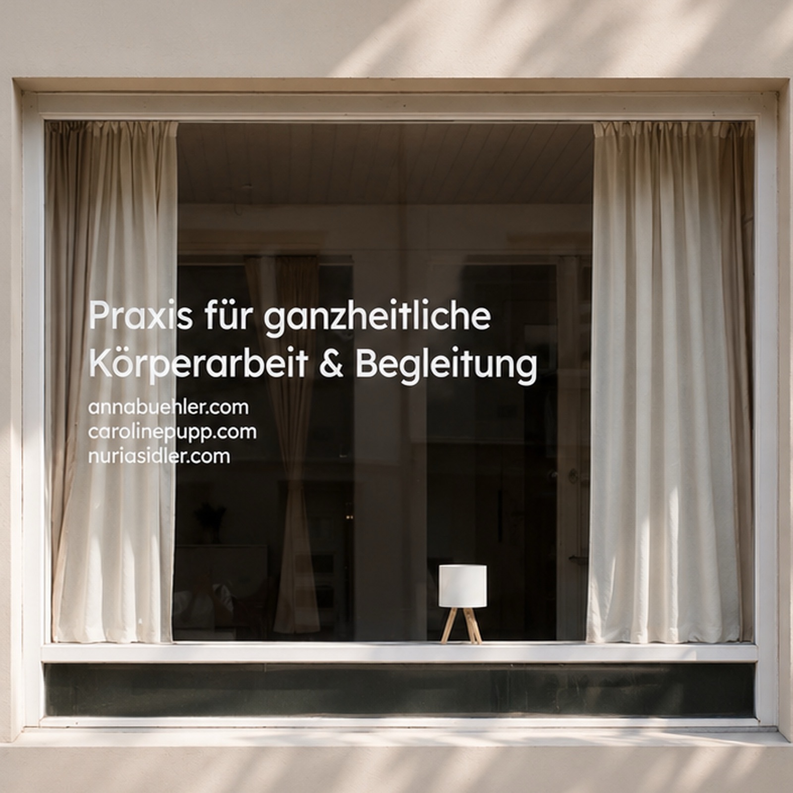 Das Praxisfenster von der Strasse aus, beschriftet mit Praxis für ganzheitliche Körperarbeit und Begleitung sowie den Adressen der Praxisgemeinschaft